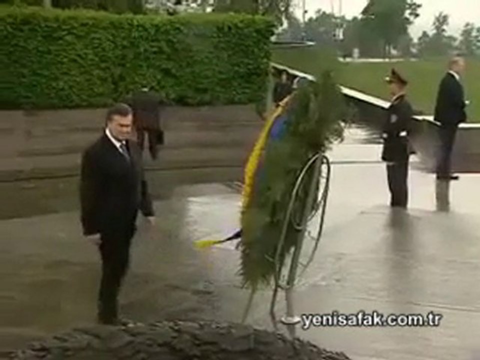 Cumhurbaşkanı'nın kafasına çelenk düştü
