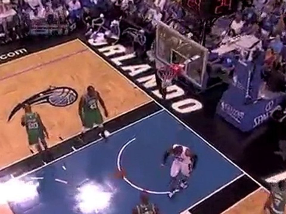 Dwight Howard gets the pass from Matt Barnes and throws down