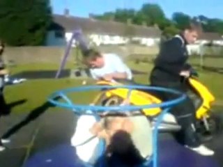 Due bionde sulla giostra