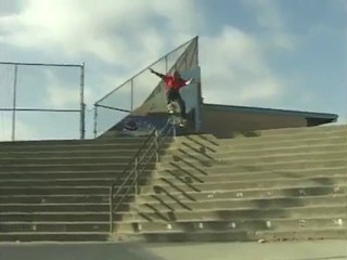 Violent nutshot avec un skateboard