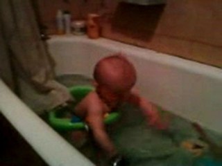 Léo dans le bain chez mami Toniette (2)