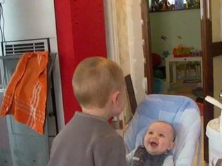 Les deux freres jouent ensemble
