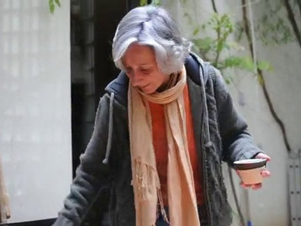 Sophie appelle le petit merle et il apparaît.