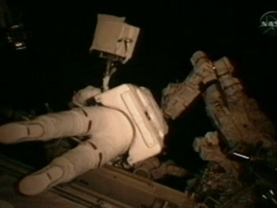 Crew untangles cable on space shuttle boom