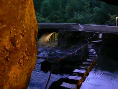 L'intérieur de la Fontaine Intermittente de Fontestorbes...