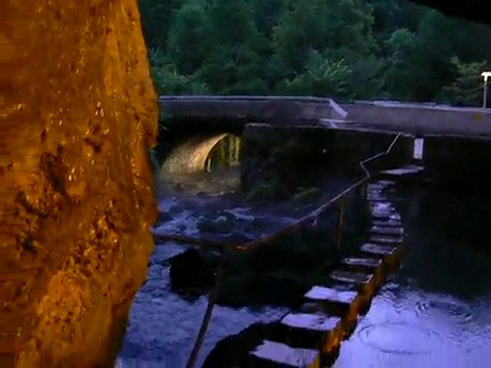 L'intérieur de la Fontaine Intermittente de Fontestorbes...