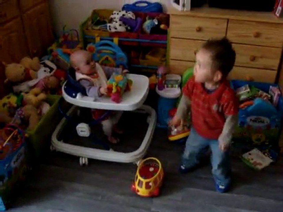 William fait une démo de danse à sa soeur