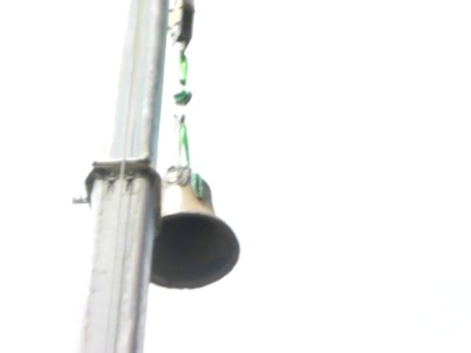 Crouy-en-Thelle : La cloche d'une tonne regagne le clocher