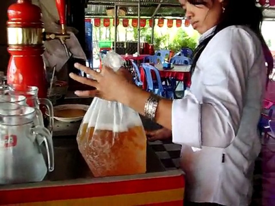 Cambodge 2010 - Vente de bière au sachet à Sihanoukville
