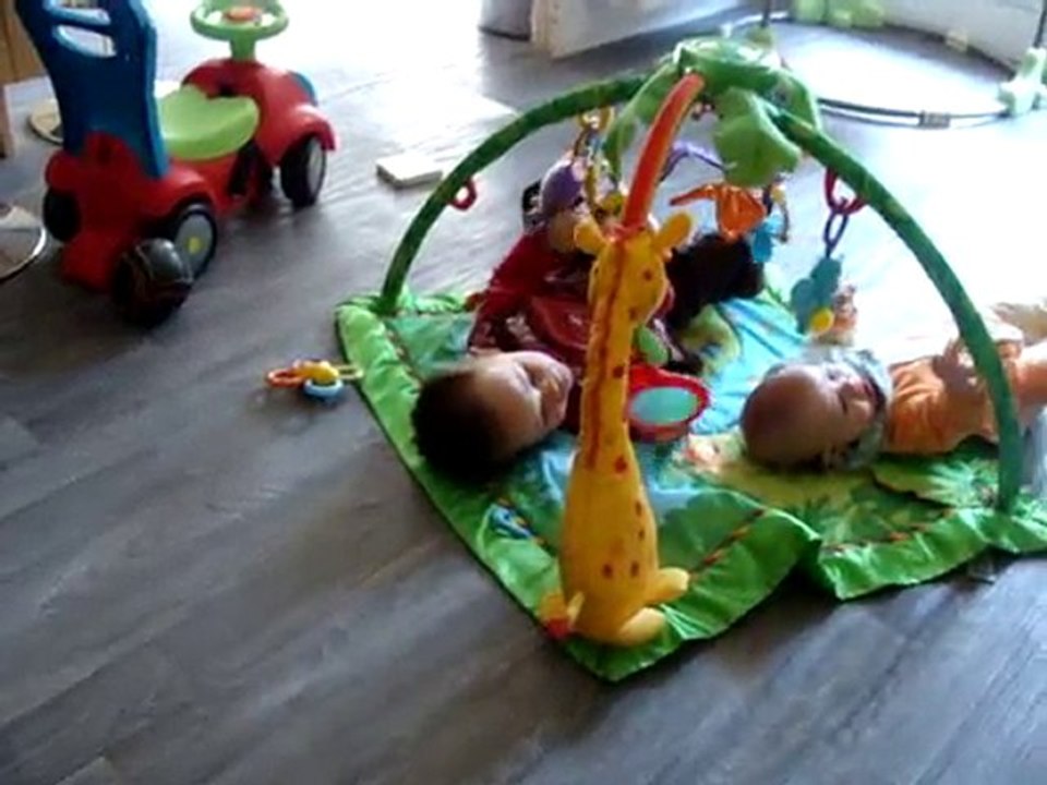 Les gars sur le tapis d'éveil