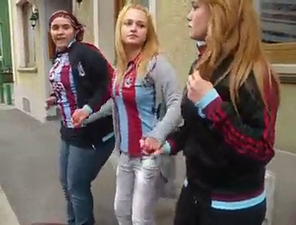 Fransa- Mulhouse şehrinde Trabzonlu olan 3 kiz kardesin [HQ]