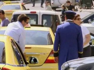 Туристы не торопятся в Грецию