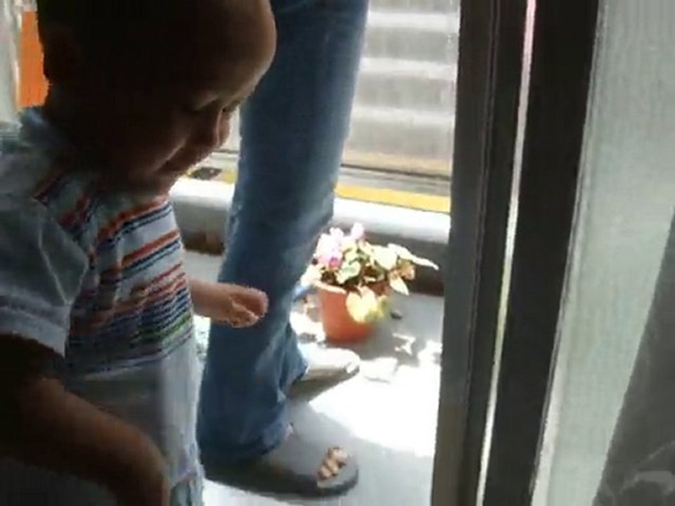 Kilian qui aide a etendre le linge