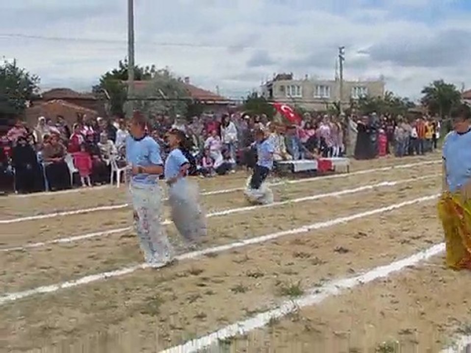 19 Mayıs Erkekler Çuvalla Koşu Yarışması