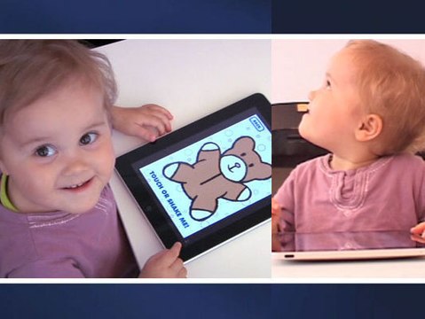 Clémentine découvre l'Ipad à 20 mois