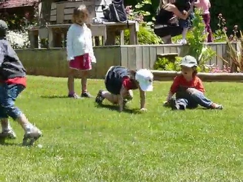 Mai 2010 - Jardins des Martels - roulade dans l'herbe