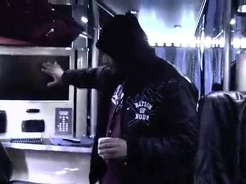 Olli Banjo zeigt den John Bello Tourbus