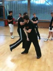 Saisie du poignet avec 2 mains