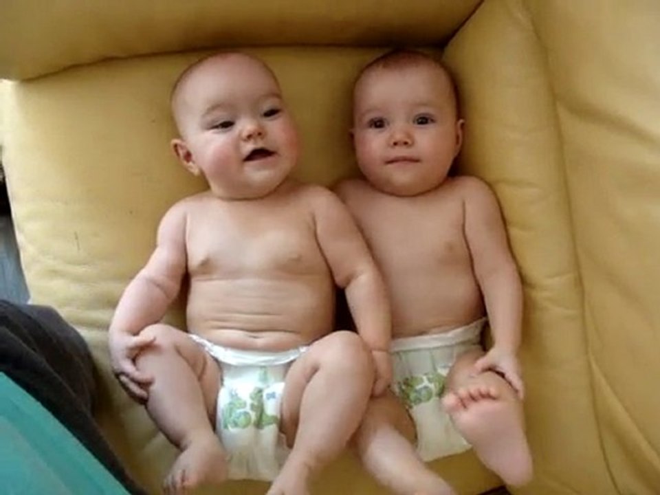 Les jumeaux jouent
