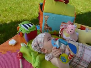 Alana et Aodren jouent dehors