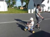 Aodren fait du vélo à 3 roues