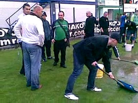 Usuwanie wody z boiska Warty Poznań przed meczem ze Zniczem