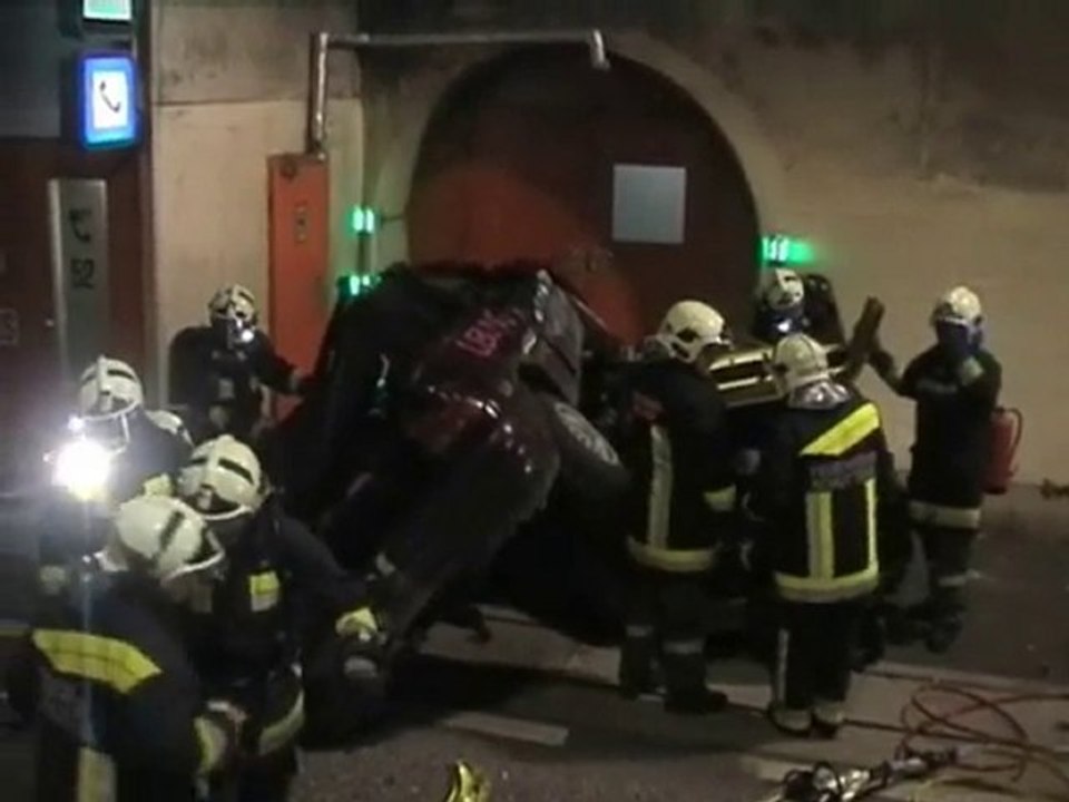 Tunnelübung der Feuerwehren Schlitters und Jenbach 1/2