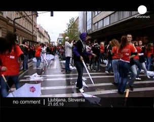 Des milliers de bacheliers dansent dans la rue en Slovénie