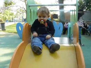 Stan fait du toboggan tout seul