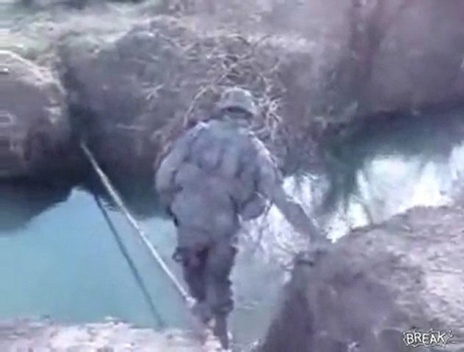 Le soldat se lance et tombe