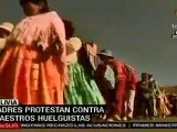 En Bolivia padres de familia piden a maestros suspender huel