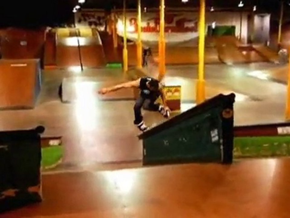 Pro Roller Blader skating sick tricks to Dan Valdes