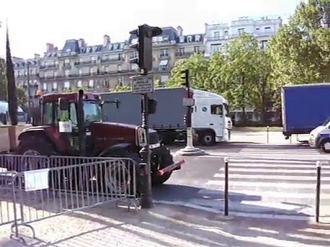 La Nature aux Champs-Elysées : l'attente des camions