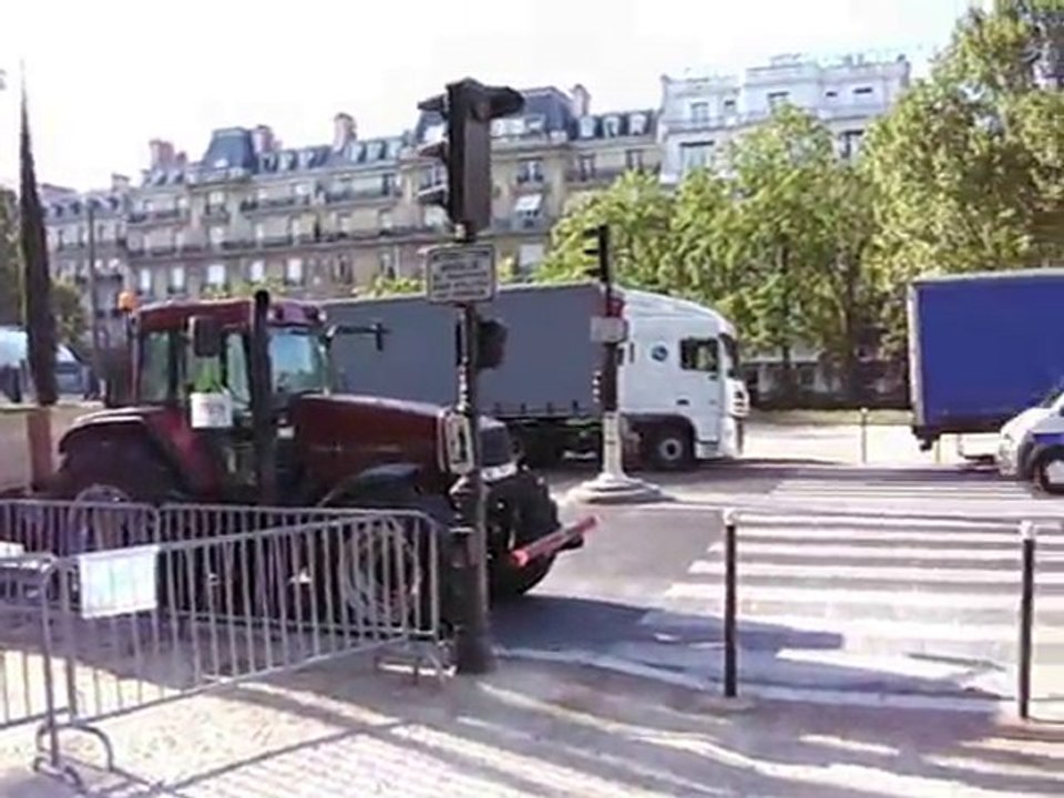 La Nature aux Champs-Elysées : l'attente des camions
