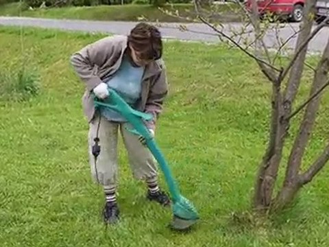 Katarina kör grästrimmern, 23 maj 2010