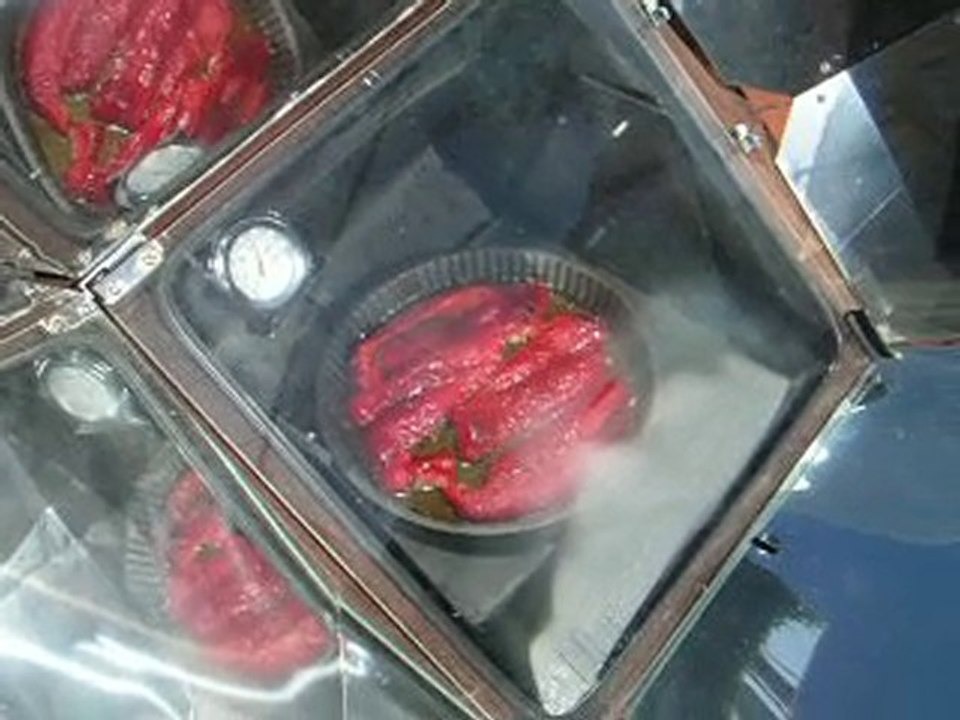 Four solaire: Poivrons grillés! Solar Oven! Horno Solar!