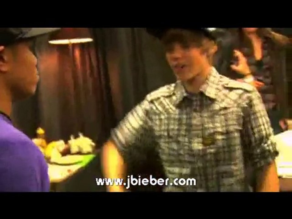 Justin Bieber: Behind The Scenes (My World 2.0 Exclusive)