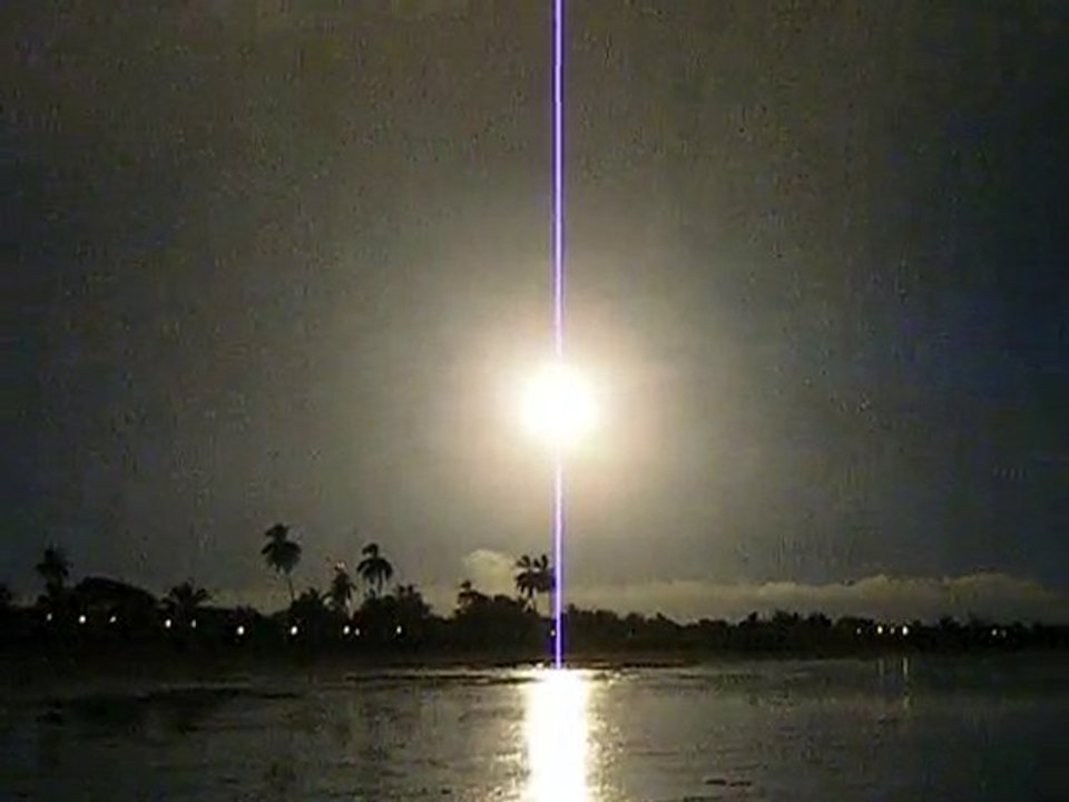 fusée dans la nuit