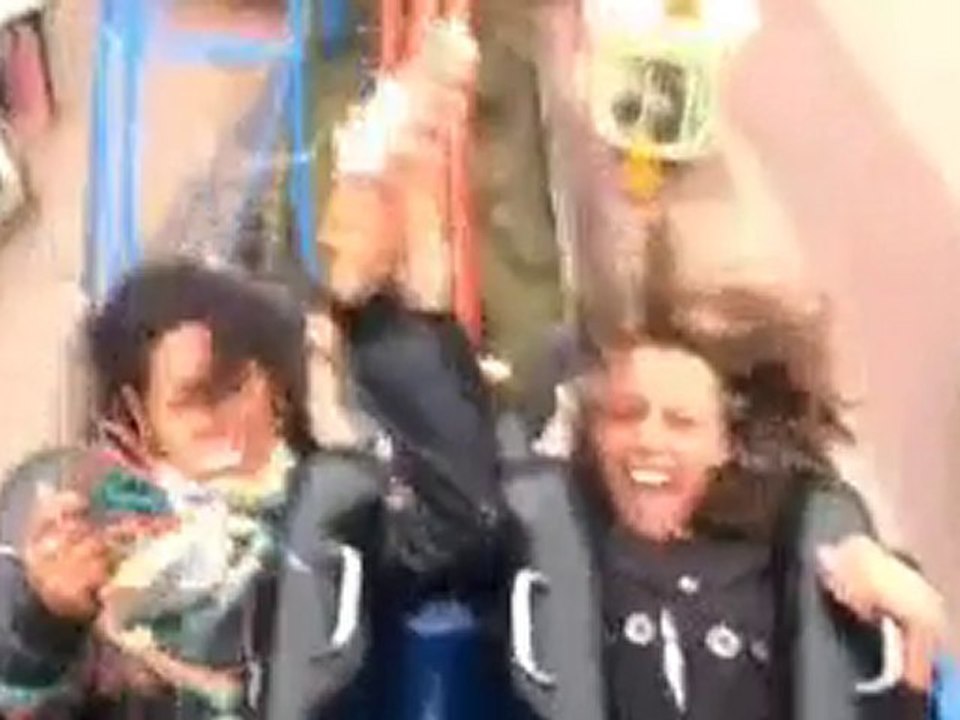 Manger une glace dans les motagnes russes