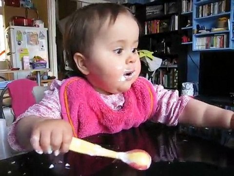 Lisa mange toute seule (enfin presque)