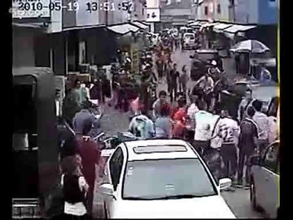 Deux voleurs sur une moto se font démonter