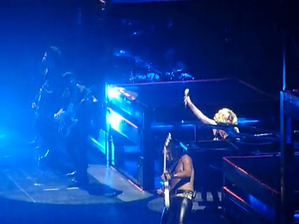 Lady Gaga - Speechless - 22.05.10 @Bercy