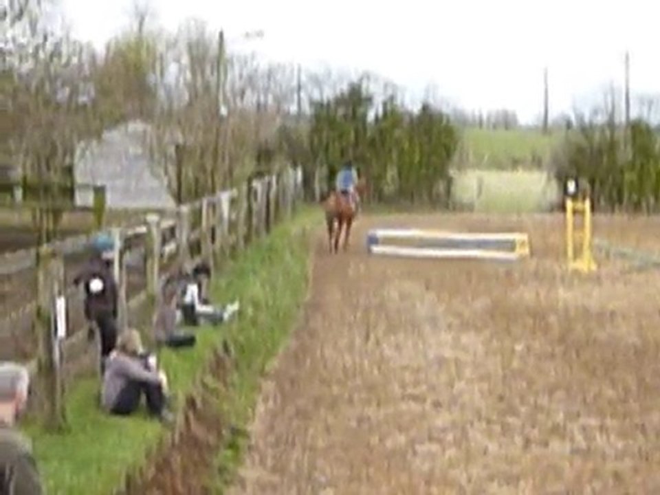 Une porte ouverte des écuries... Violente !
