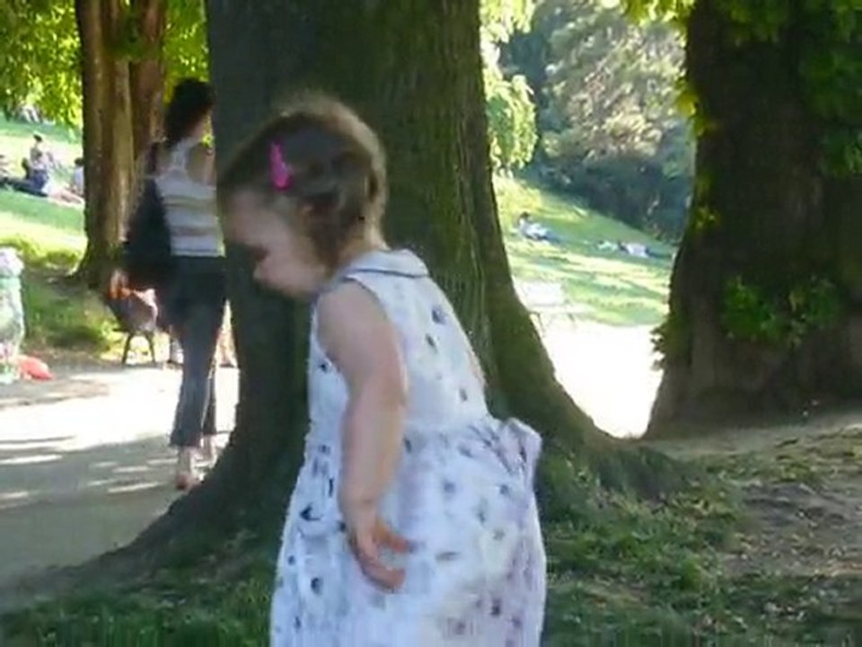 Elle brave sa peur de marcher pieds nus pour aller voir...