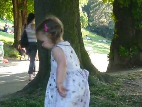 Elle brave sa peur de marcher pieds nus pour aller voir...