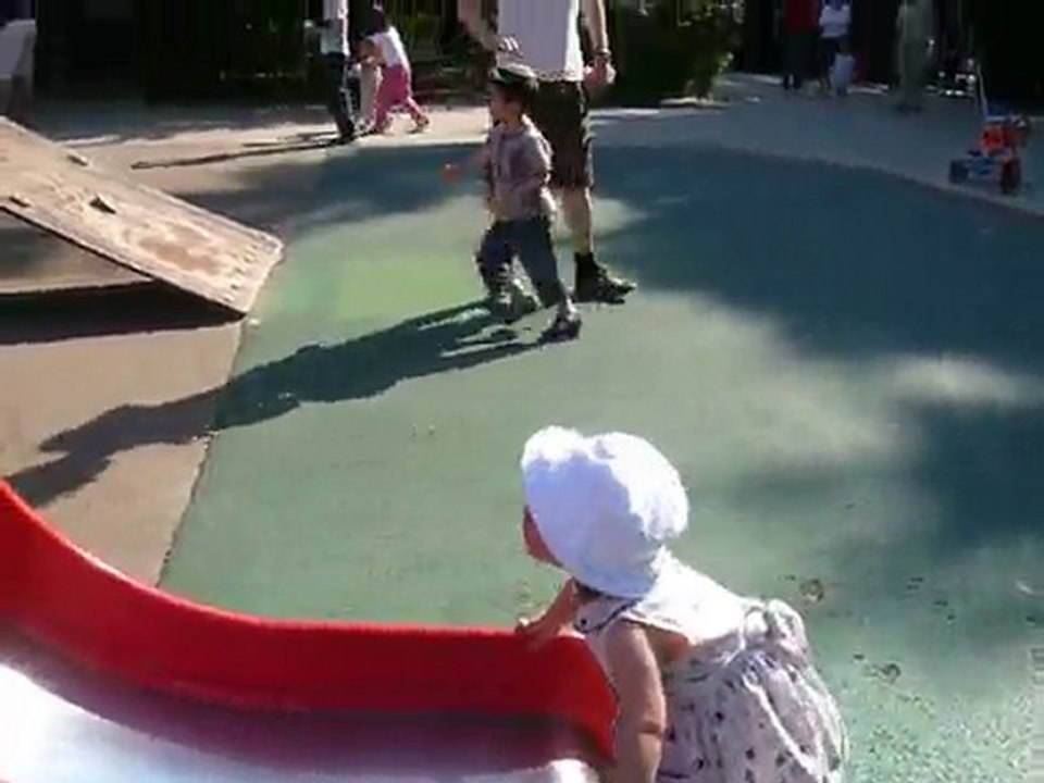 Excitation de Manon à la vue de l'aire de jeu !!!