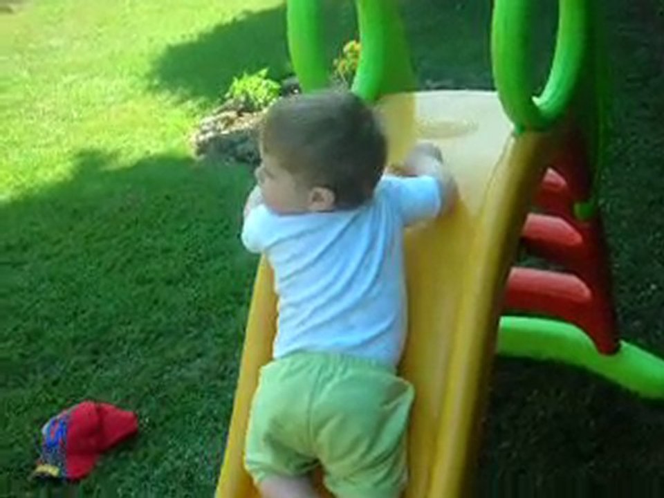 Robin essai de monter sur le toboggan...