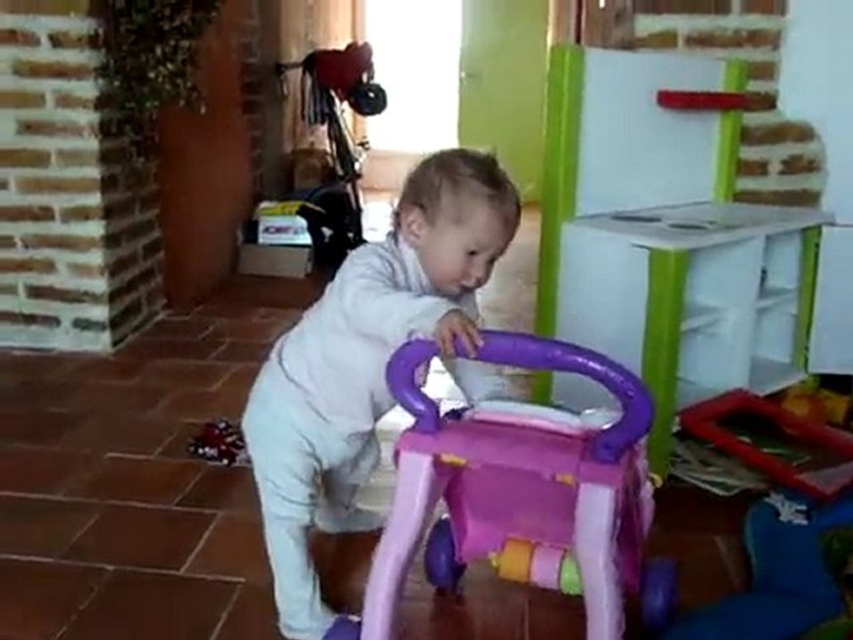 maya fait ses premiers pas