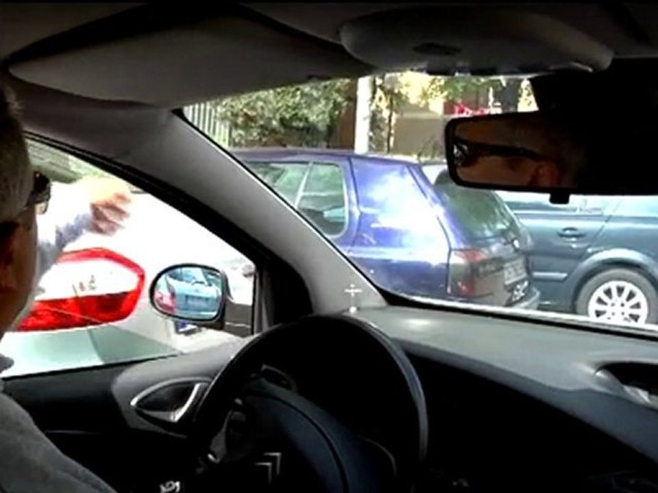 Hombre en parking