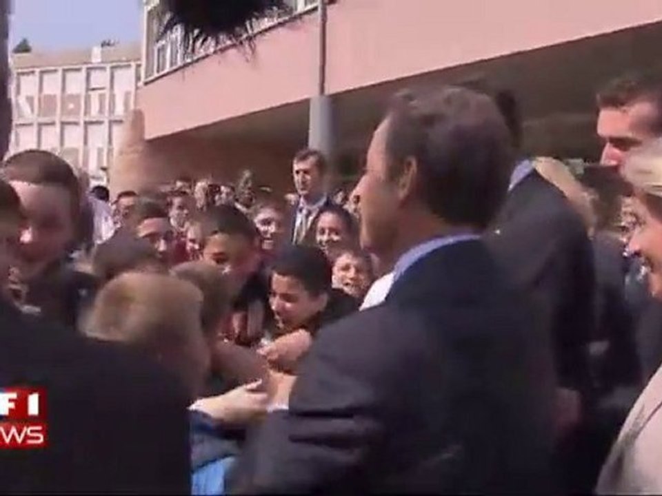 Sarkozy visé par un tir de bouteille d'eau dans un collège
